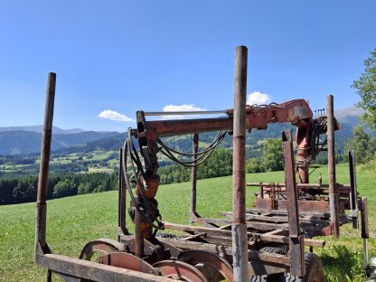 Bild 2:Holzanhänger HIAB 650