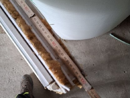 Bild 2:Stallfenster und Flügeltor