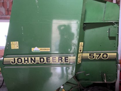 Bild 3:Rundballenpresse John Deere 570