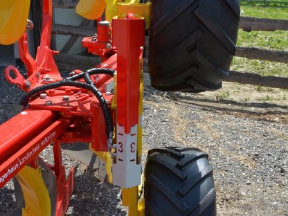 Bild 2:Pöttinger Drehpflug 5-Schar Vario