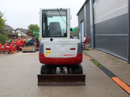Bild 3:Takeuchi TB 228 – mit neuem Löffelpaket und Vollkabine