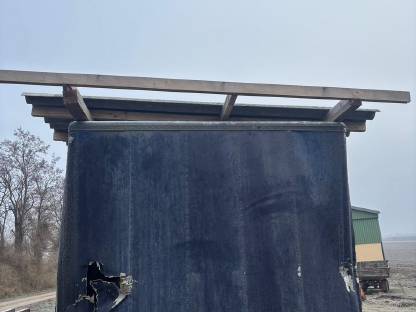 Bild 8:Lkw-Auflieger ohne Zulassung (für Tierhaltung etc.)