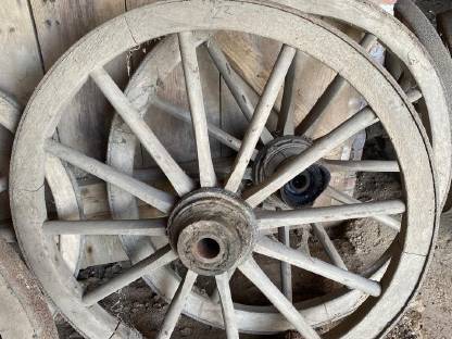 Bild 3:Alte Holzräder