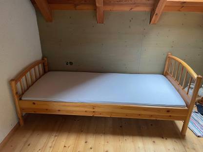 Einzelbett aus Massivholz