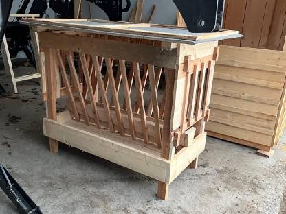 Bild 5:Reviereinrichtungen, Hochsitz, Salzlecke, Fütterung