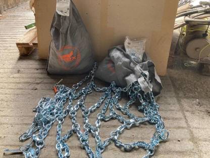 Bild 6:Salzstreuer & Schneeketten Amazone