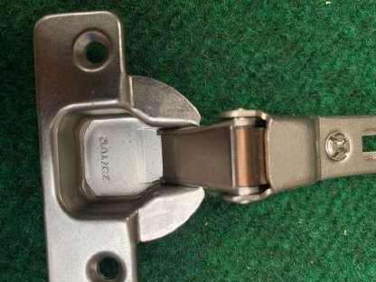 Bild 2:SALICE Möbelscharnier mit Dämpfung zur sanften Schließung