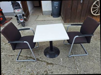 Bild 3:Sessel mit Tischen