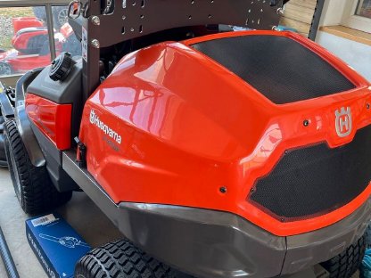 Bild 2:Husq. Profi-Aufsitzfrontmäher P 525DX mit 132 cm Mähdeck