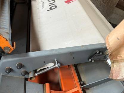 Bild 2:Schneepflug und Salzstreuer