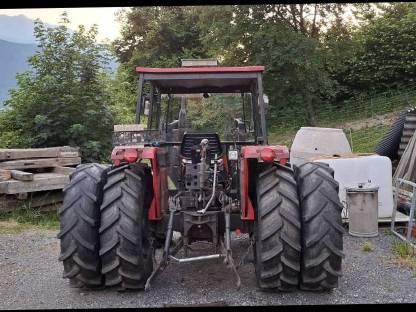Bild 3:Traktor mit Frontlader Massey Ferguson 253