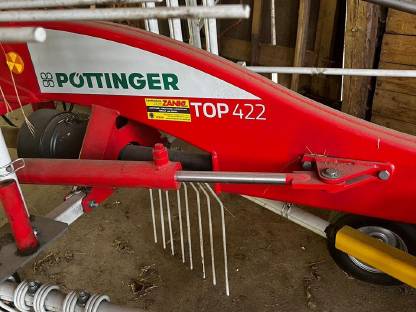 Bild 2:Pöttinger Top 422 Schwadkreisel