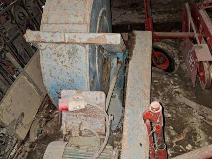 Bild 7:Ladewagen, Pflug und Anhänger