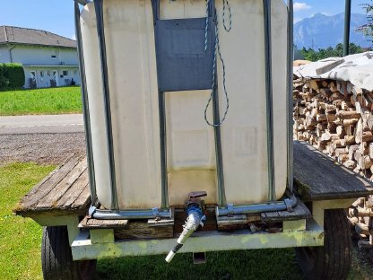 Bild 3:Wasserfass 1.000 l auf Anhänger