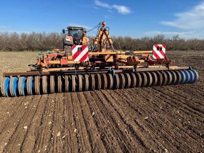 Bild 4:Grubber, Scheibenegge mit Lemken Prisma-Walze