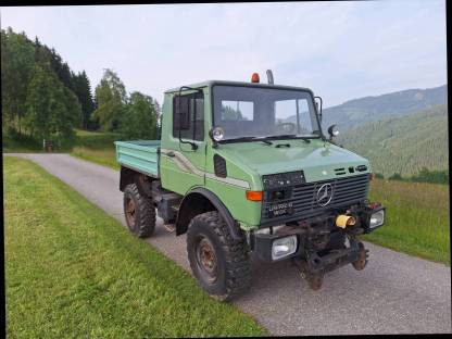 Unimog U1200 mit Schneepflug