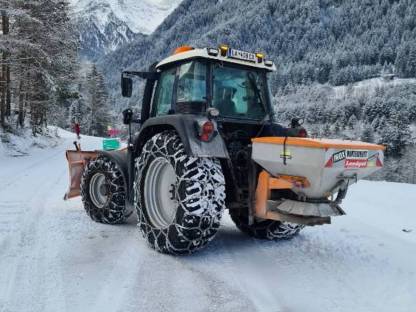 Bild 3:Schneeschleuder Salzstreugerät