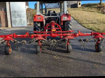 Bild 3:Pöttinger Kreiselheuer Hit 47