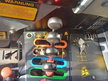 Bild 9:Traktor JCB 2135