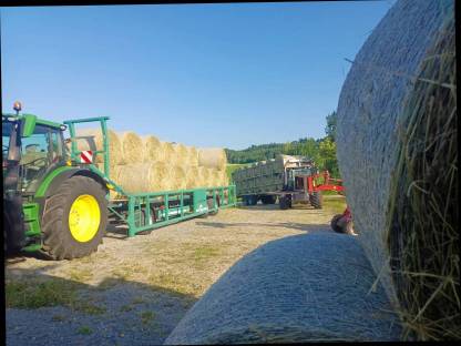 Bild 3:Biete Transport von Heu, Stroh, Silage-Ballen an