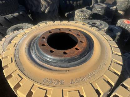 Bild 9:Staplerreifen 315/70-15 Vollgummireifen mit Felgen