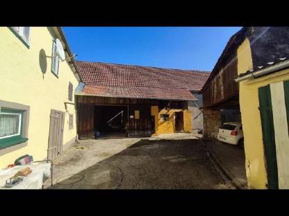 Bauernhaus mit vielen Nebengebäuden