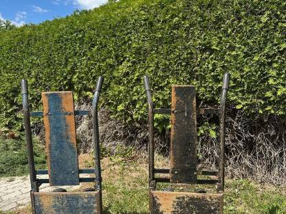 Bild 7:Dachaufzug-Anhänger, Teerfass, 2x Sackkarre für Ziegel