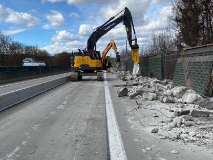 Bild 4:Bagger-Abbrucharbeiten, Forstwegebau