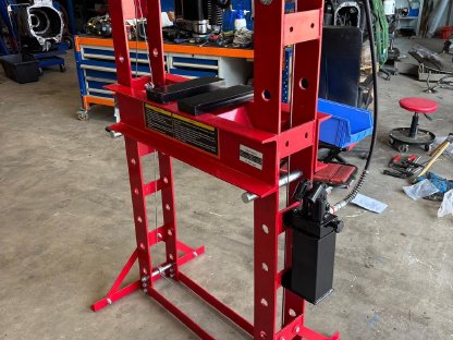 Bild 4:50 t Hydr. Werkstattpresse