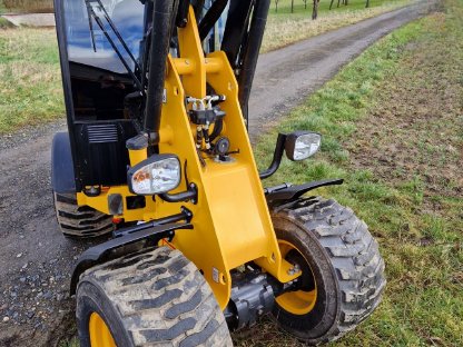 Bild 2:Hoflader JCB 403 Plus mit Kabine