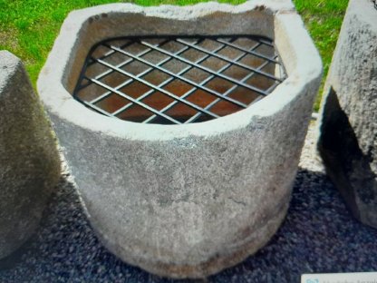 Bild 2:Suche alten Granittrog