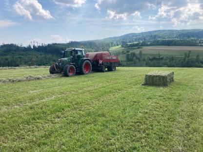 Bild 9:Case LB423 Quaderballenpresse