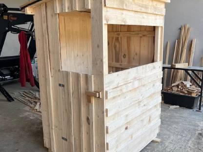 Bild 4:Reviereinrichtungen, Hochsitz, Salzlecke, Fütterung