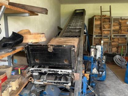 Bild 6:Dachaufzug-Anhänger, Teerfass, 2x Sackkarre für Ziegel