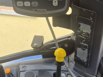 Bild 9:New Holland T 7030