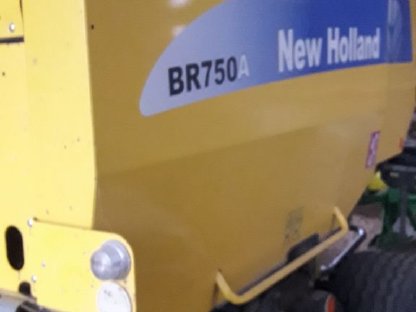 Rundballenpresse mit Raffer, New Holland BR 750