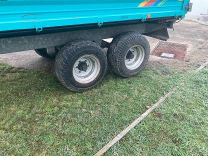 Bild 3:Mengele Tandemkipper Dreiseiten-Kipper Silierkipper