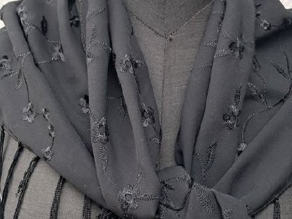 Bild 2:Besticktes Trachten-Dreiecktuch mit Fransen - schwarz