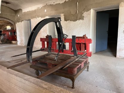 Bild 3:Hauer Palettengabel mit Greifarm