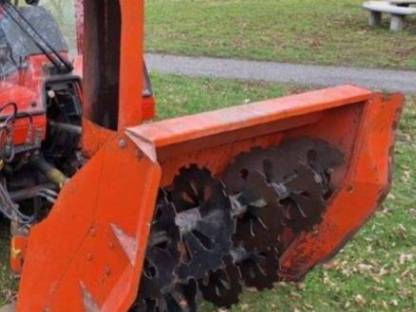 Bild 2:Schneefräse und Salzstreuer