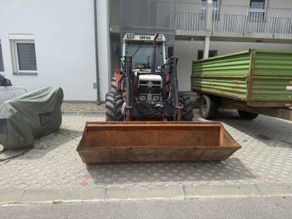 Bild 2:Steyr 8070 mit Hauer-Frontlader