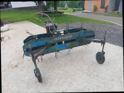 Heuwiesel mit Motormäher