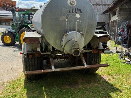 Bild 4:10.000 l Güllefass, Vakuumpumpe, Untergestell, Hackenhänger