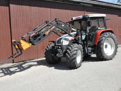 Bild 8:Steyr 9090 M mit Hauer Frontlader