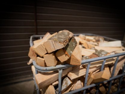 Bild 5:Hochwertiges Brennholz – direkt zu Ihnen nach Hause!