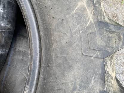 Bild 7:Traktorreifen 480/70R30, 380/70R20