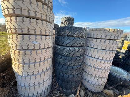 Bild 4:Staplerreifen 315/70-15 Vollgummireifen mit Felgen