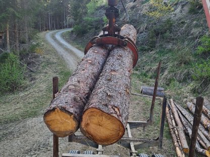 Bild 9:Holzanhänger HIAB 650