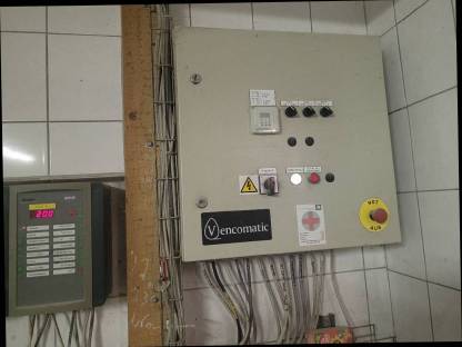 Bild 4:Hühnerstallaufstallung und Fütterungstechnik