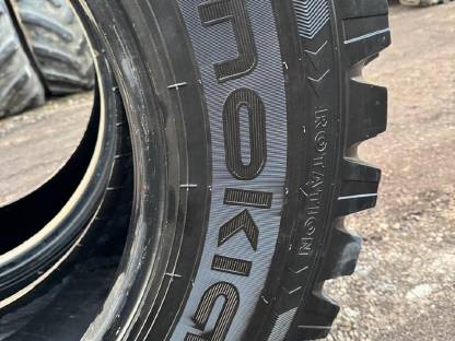 Bild 9:Traktorreifen 440/80R34 (16.9R34) Nokian und 400/80R28 (14.9R28)